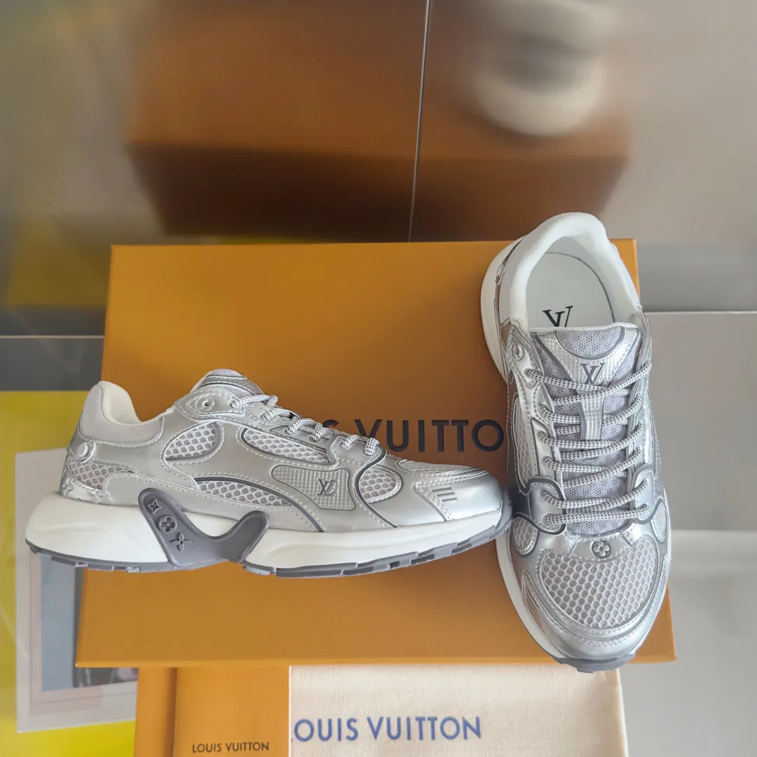 Top version: Couple model 640💰 LV Louis Vuitton L House Donkey Brand Latest Olympia Series Couple Model Silver Horn King Casual Sports Shoes Running Shoes This LV Olympia sports shoe combines mesh fabric and metallic synthetic leather and other technical fabrics to reinterpret the classic running shoe design with a neat and simple design. Lightweight EVA outsole provides a stretchy fit. Rich details such as Monogram embossing and LV letters establish recognition. Exquisite packaging at the delivery counter🛍📦 ▪️Fabric: original imported technical fabric + mesh ▪️Inner lining: original customized breathable mesh ▪️Sole: original molded rubber foam material ▪️Sole thickness: 3.5CM ▪️Size: women's 35-40 / men's 39-44